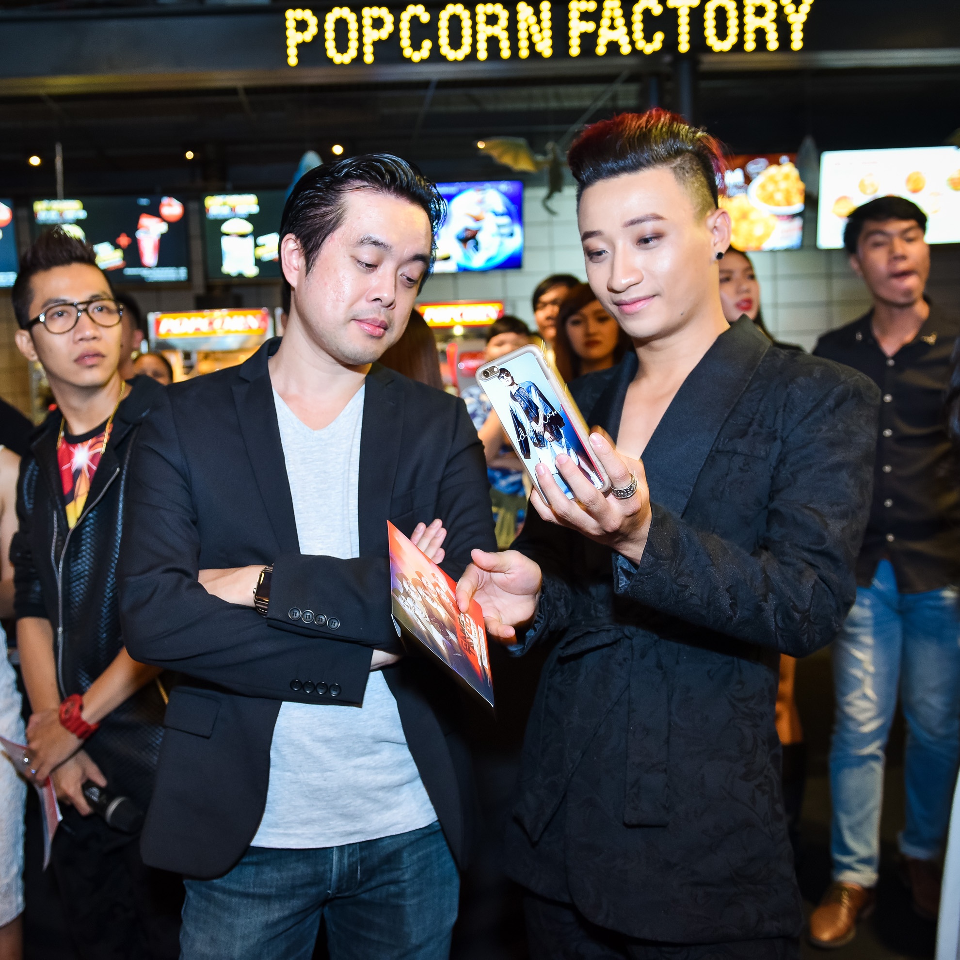 Sao Việt dự ra mắt phim Găng tay đỏ ảnh 13 Sao Viet du ra mat phim Gang tay do anh 13