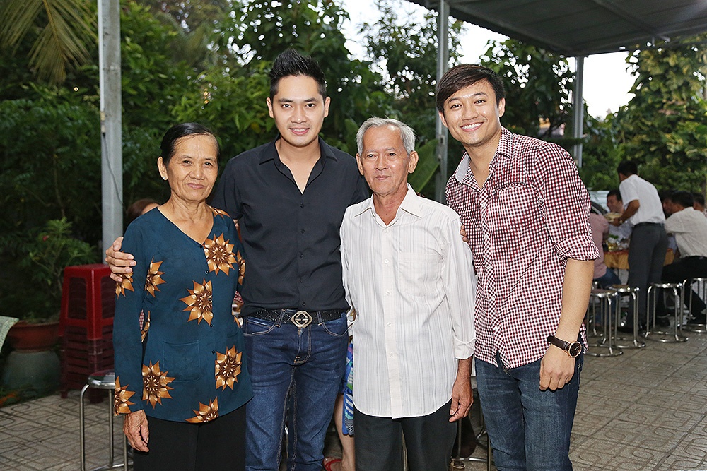 Quy Binh moi Minh Luan ve que an tiec anh 3