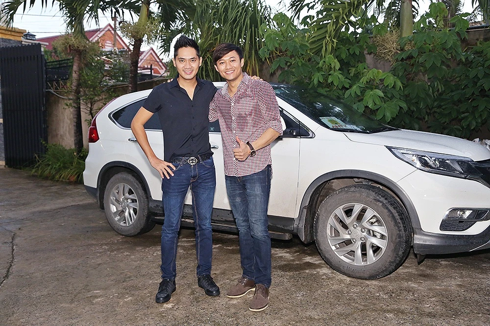 Quy Binh moi Minh Luan ve que an tiec anh 1