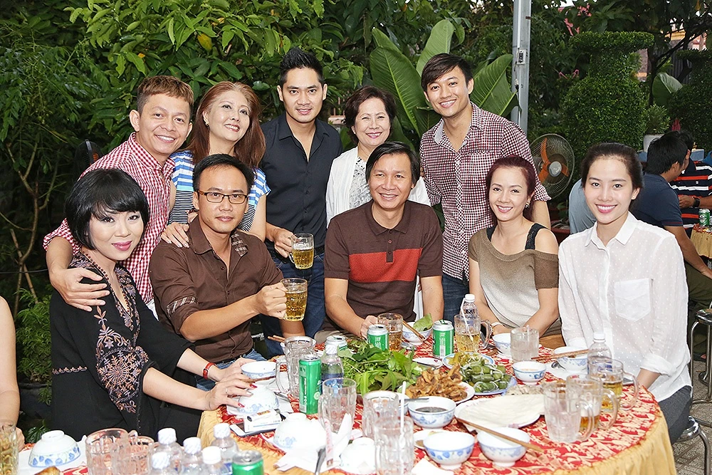 Quy Binh moi Minh Luan ve que an tiec anh 7