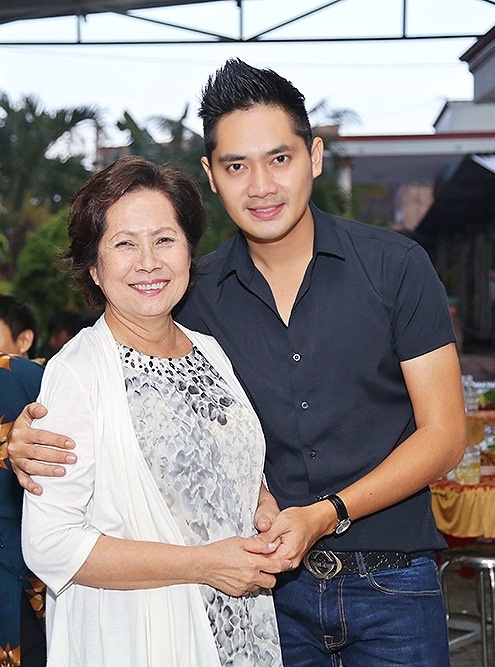 Quy Binh moi Minh Luan ve que an tiec anh 4