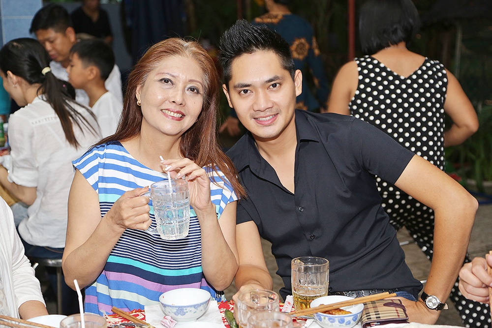 Quy Binh moi Minh Luan ve que an tiec anh 6