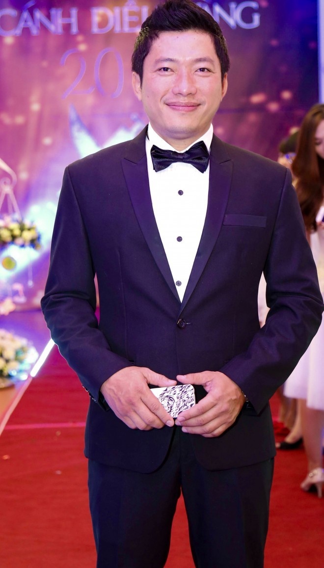 Kinh Quốc bị điếc vì đi chơi bar ảnh 1 Kinh Quoc bi diec vi di choi bar anh 1