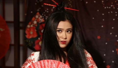 Truong Quynh Anh hoa than thanh geisha trong MV moi hinh anh