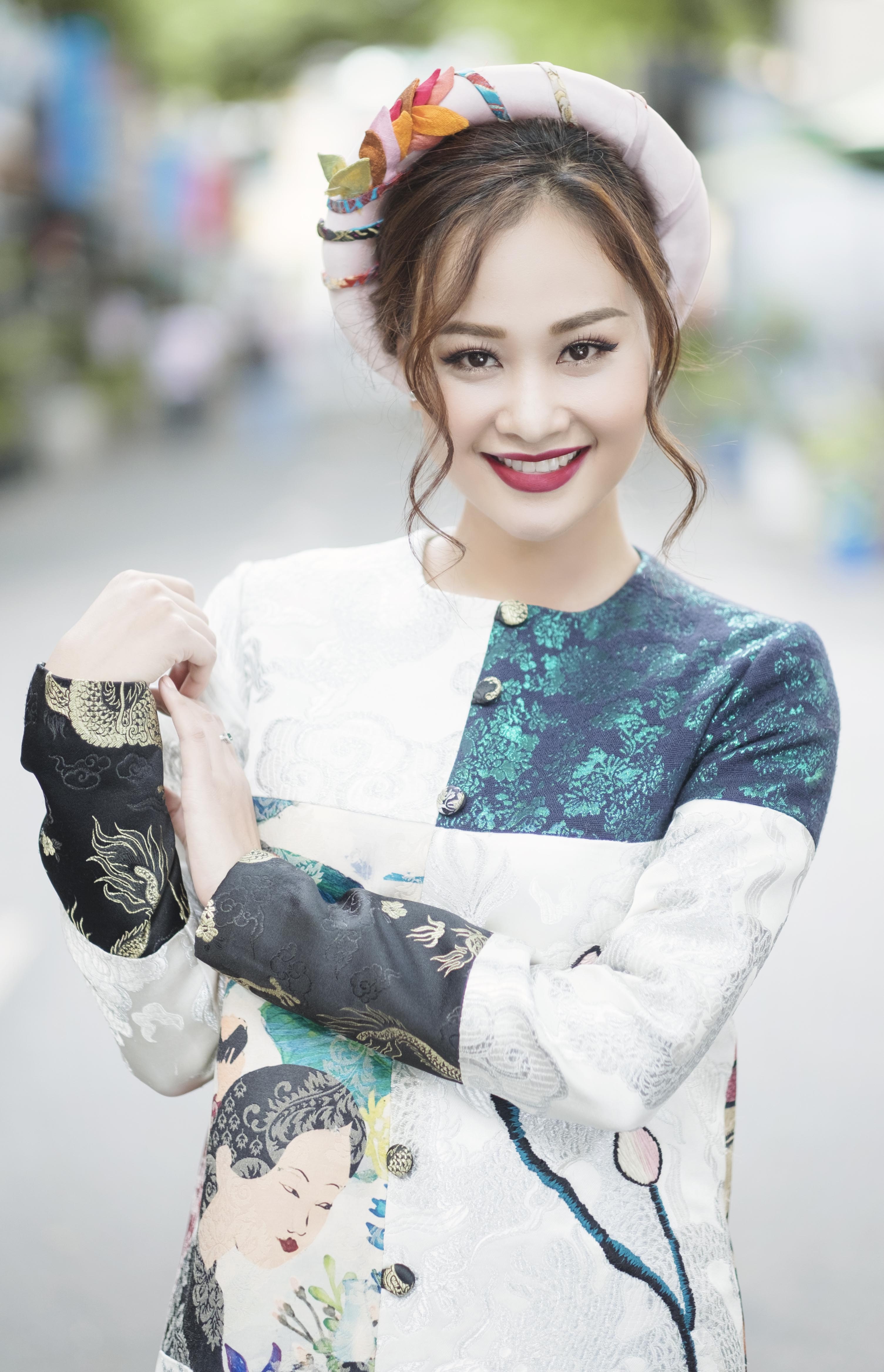 Ha Thuy Anh duyen dang voi ao dai anh 1