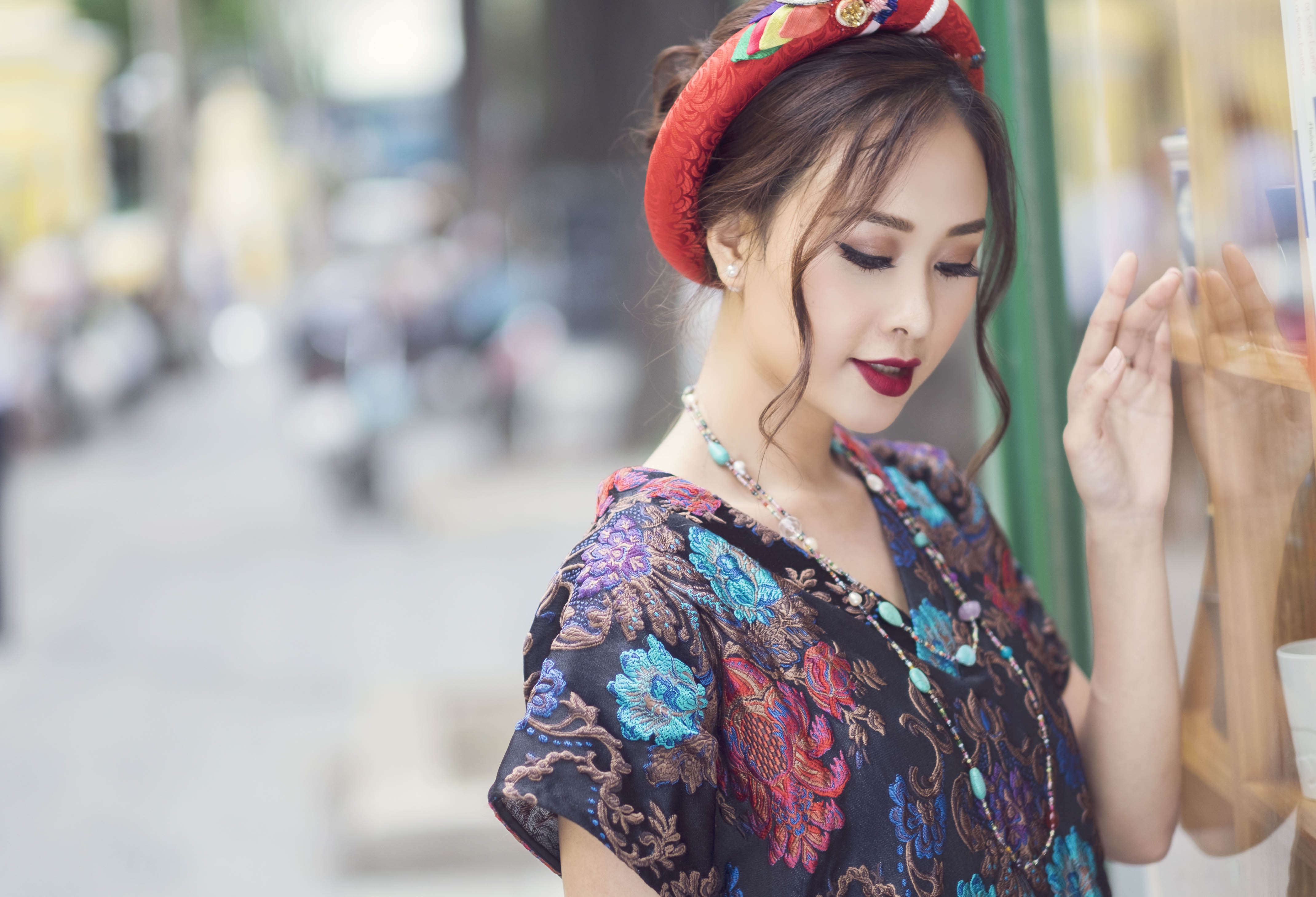 Ha Thuy Anh duyen dang voi ao dai gam hinh anh