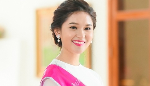A hau Thuy Dung tung lam phuc vu quan ca phe hinh anh