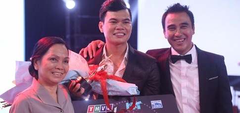 Chang trai nuoi heo tro thanh quan quan Nguoi hat tinh ca hinh anh