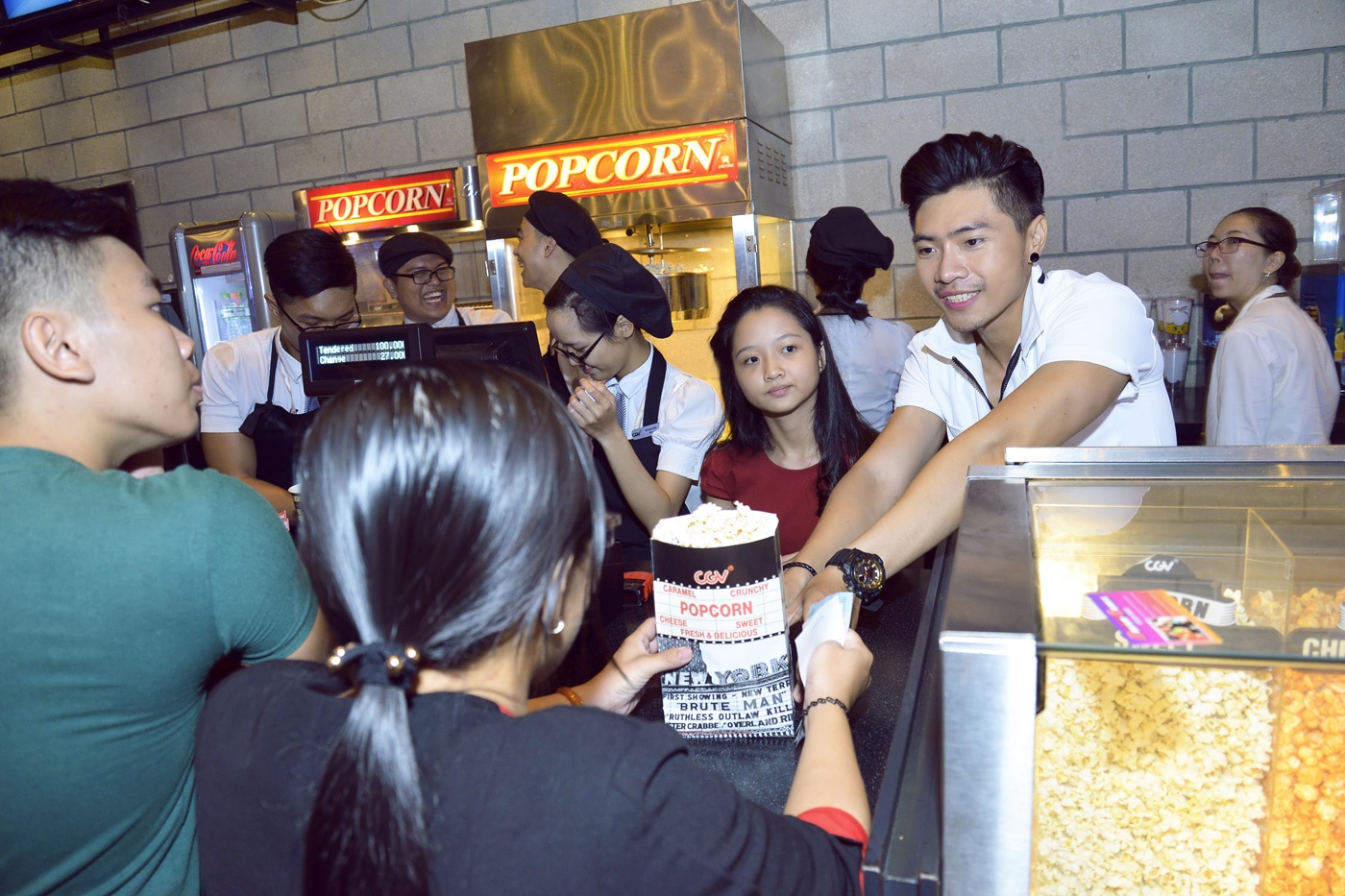 Ninh Duong Lan Ngoc quang ba phim Gang tay do anh 8