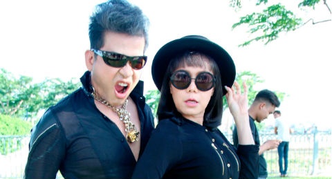 MC Thanh Bach - Viet Huong dien do doi di quay chuong trinh hinh anh