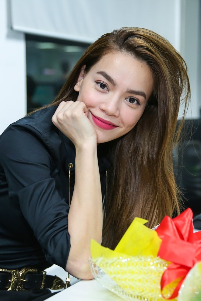 Hà Hồ bức xúc khi bị tố sửa toàn khuôn mặt ảnh 2 Ha Ho buc xuc khi bi to sua toan khuon mat anh 2