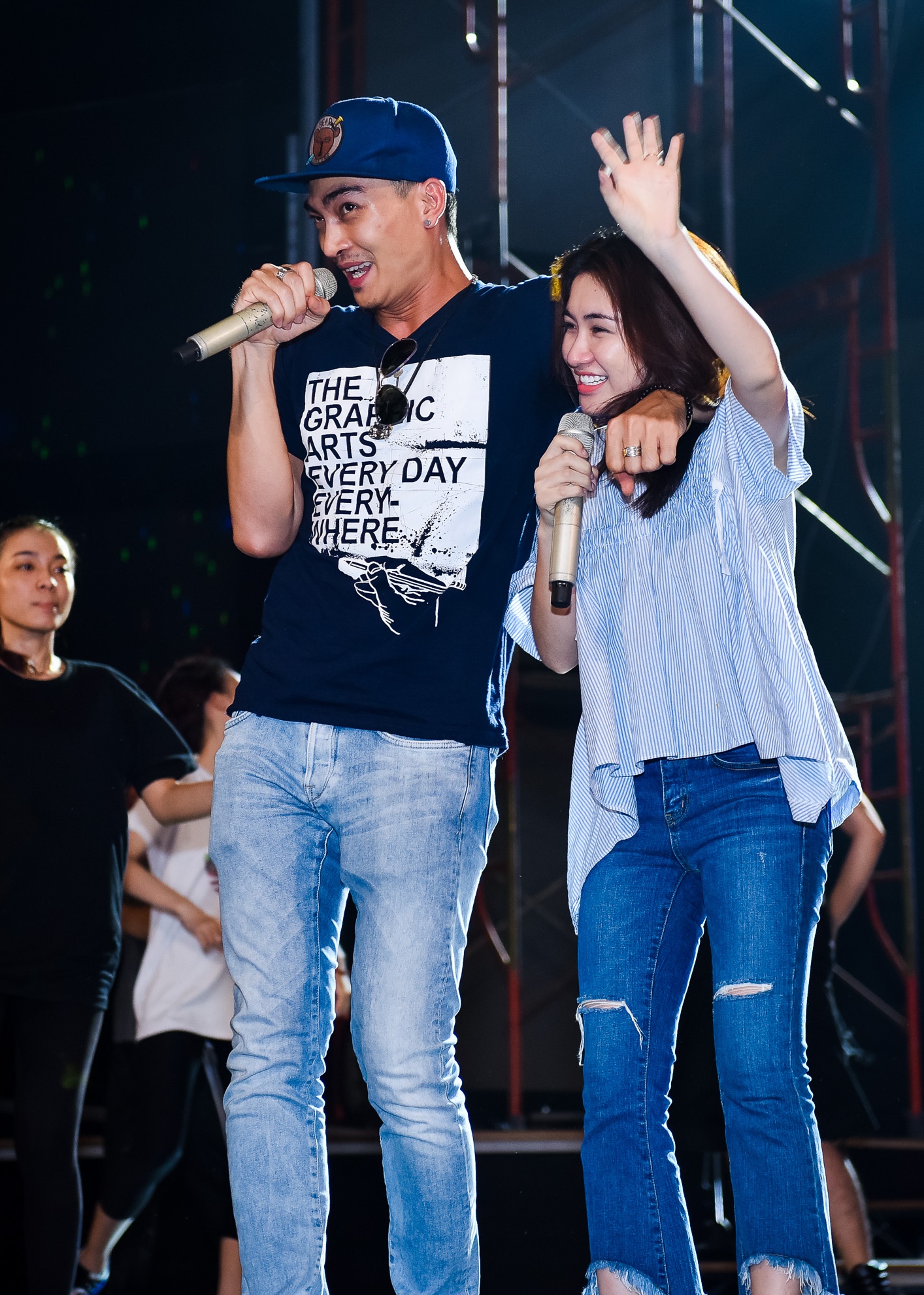 Khuong Ngoc om Hoa Minzy anh 3