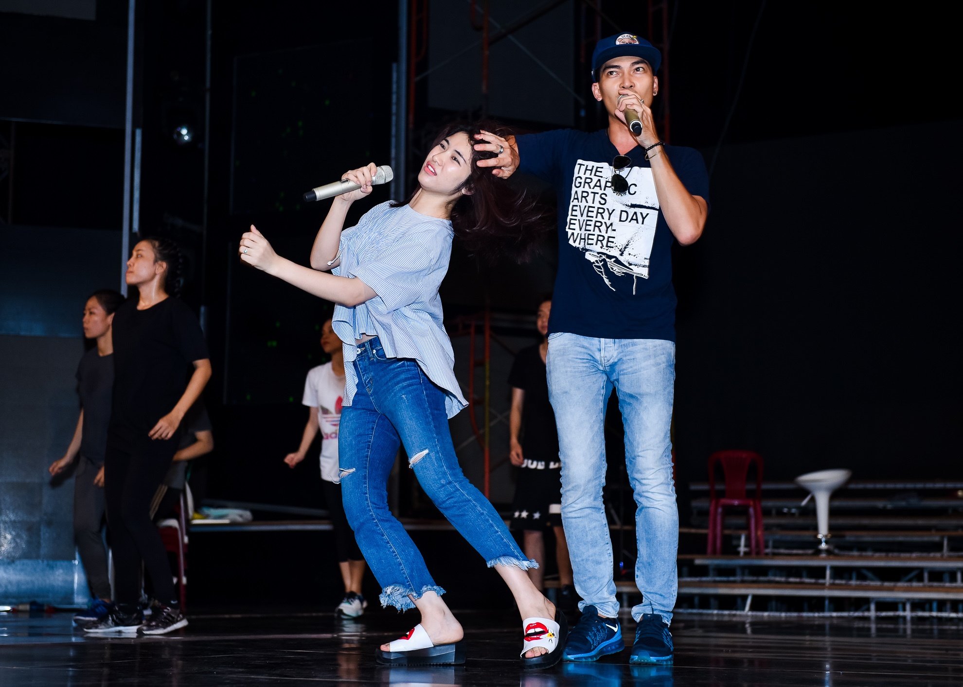 Khuong Ngoc om Hoa Minzy anh 4