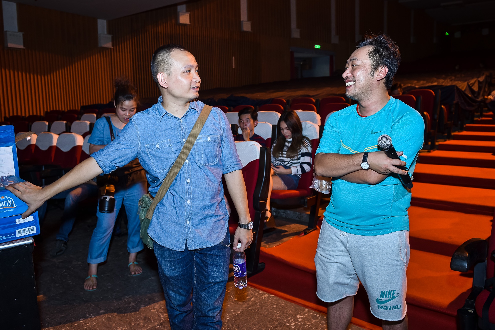 Khuong Ngoc om Hoa Minzy anh 9