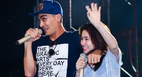 Khuong Ngoc treu dua Hoa Minzy trong buoi tong duyet hinh anh