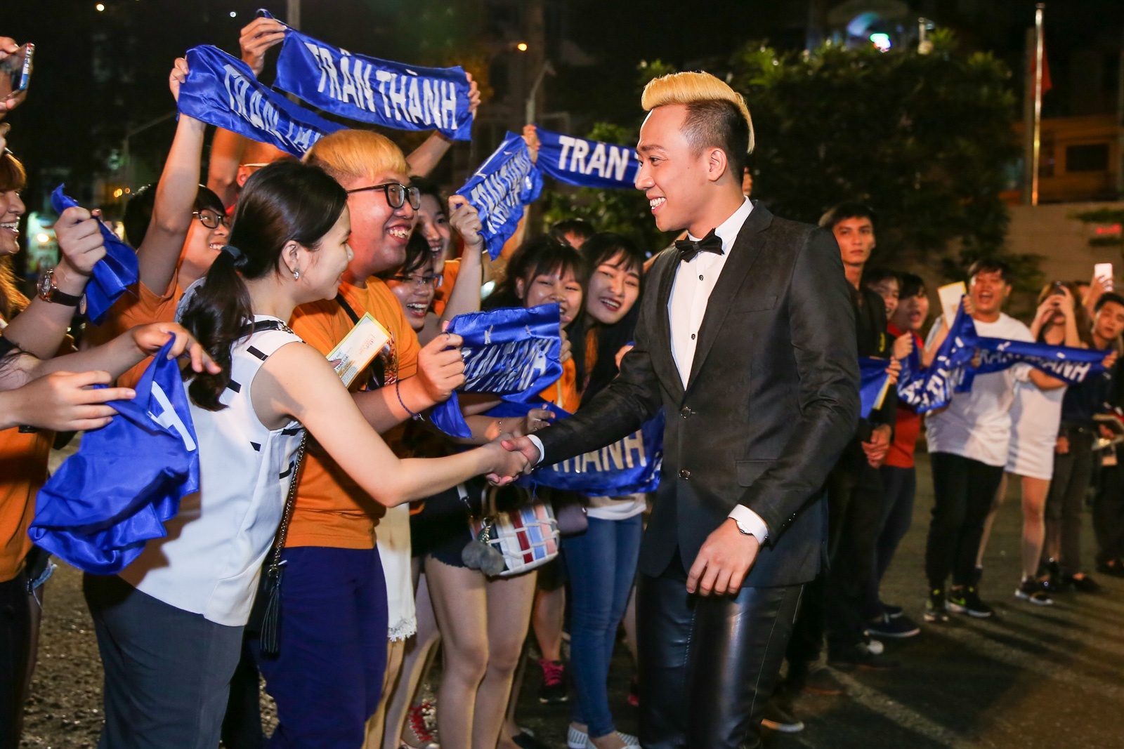 Tran Thanh khong buon du trang tay tai VTV Awards anh 2