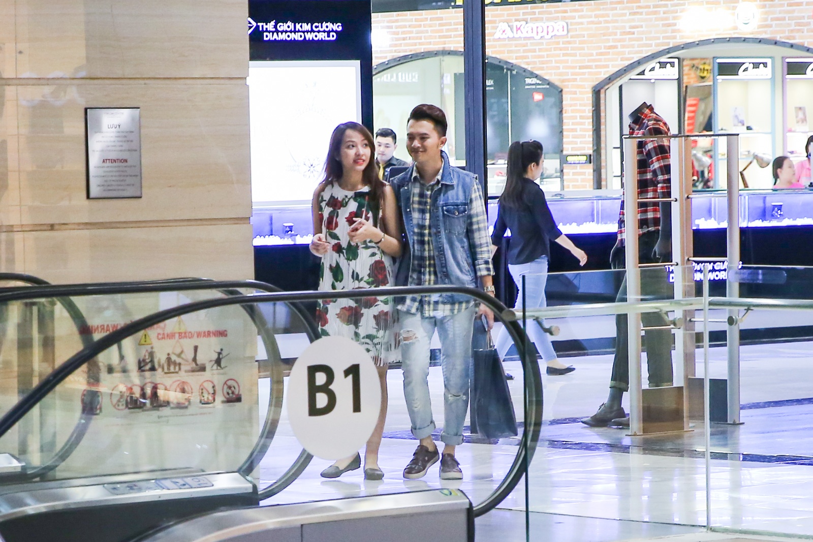 Nam Cuong dua vo 9X di mua sam anh 9