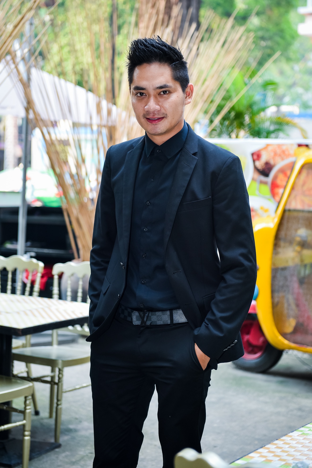 Minh Luan sanh vai voi 2 nguoi dep trong su kien anh 1