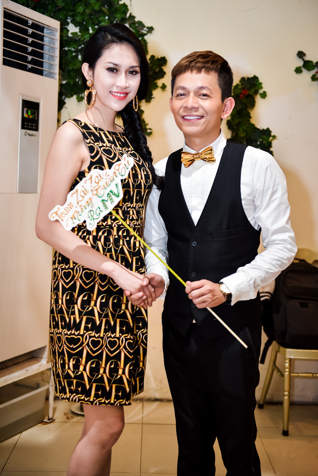 Minh Luan sanh vai voi 2 nguoi dep trong su kien anh 6