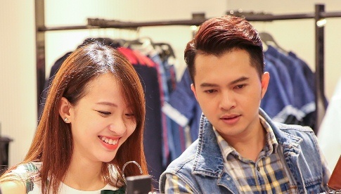 Nam Cuong cung vo mang bau 4 thang di mua sam hinh anh