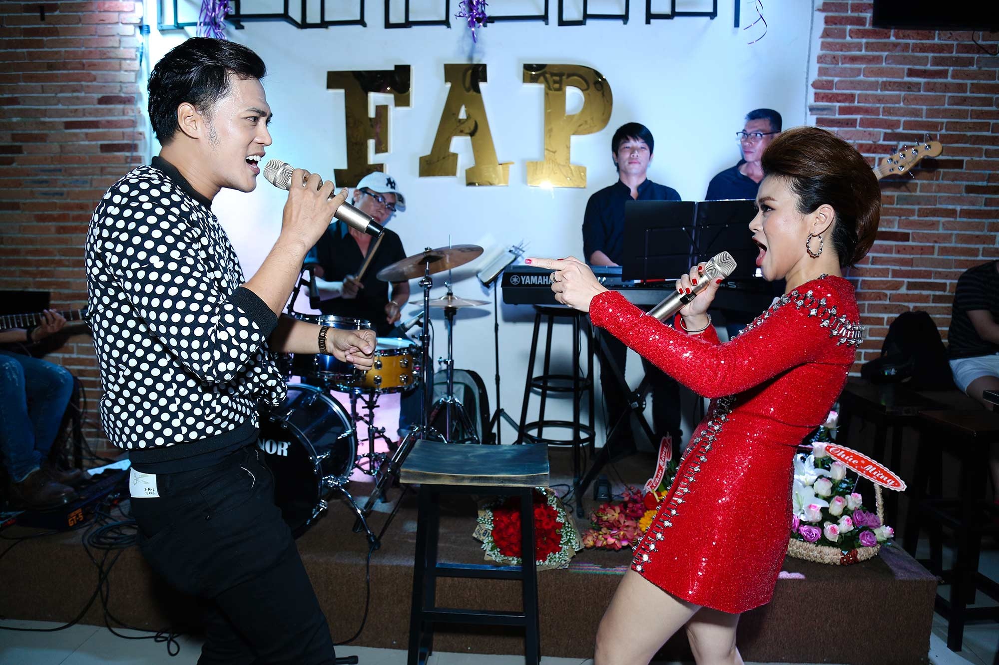 Hai Yen Idol hon chong tren san khau anh 4