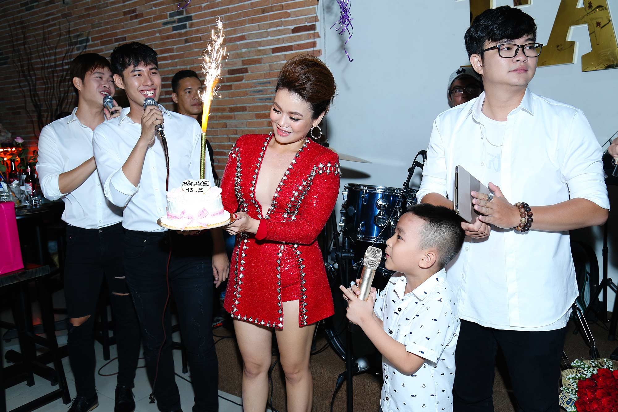 Hai Yen Idol hon chong tren san khau anh 5