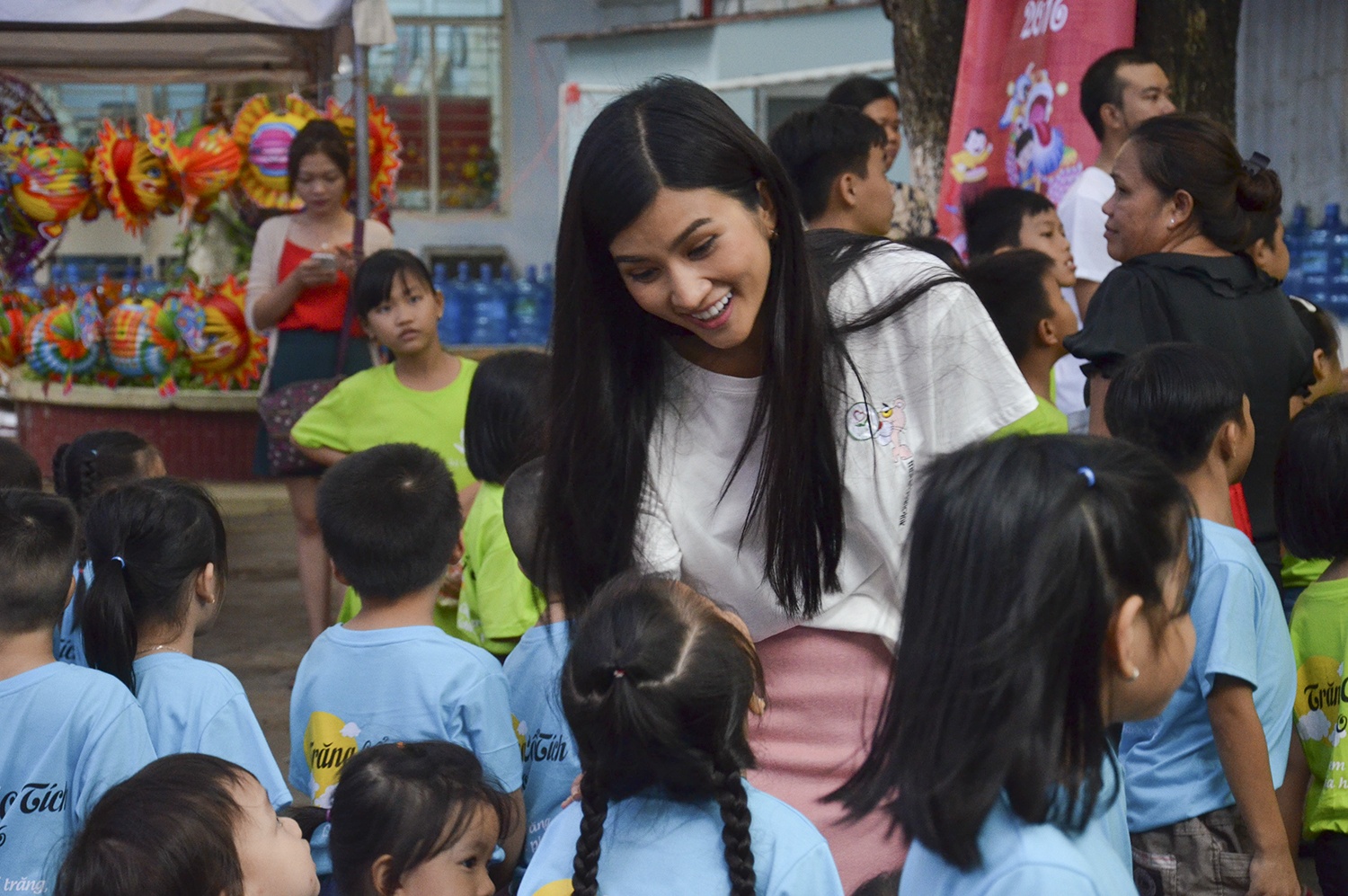 Vo chong Truong Quynh Anh dua con di tu thien anh 7