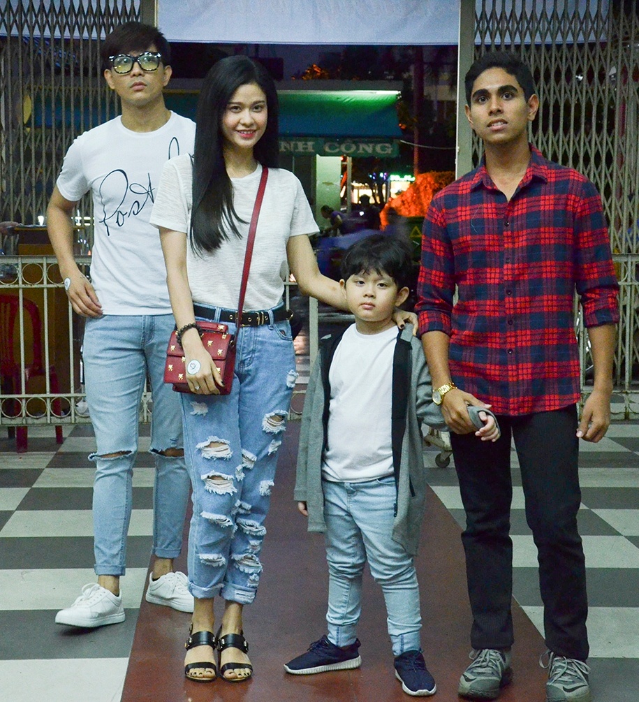 Vo chong Truong Quynh Anh dua con di tu thien anh 1