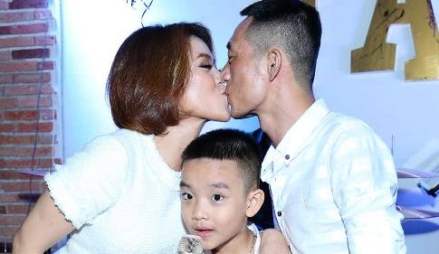 Hai Yen Idol hon chong ngay tren san khau hinh anh