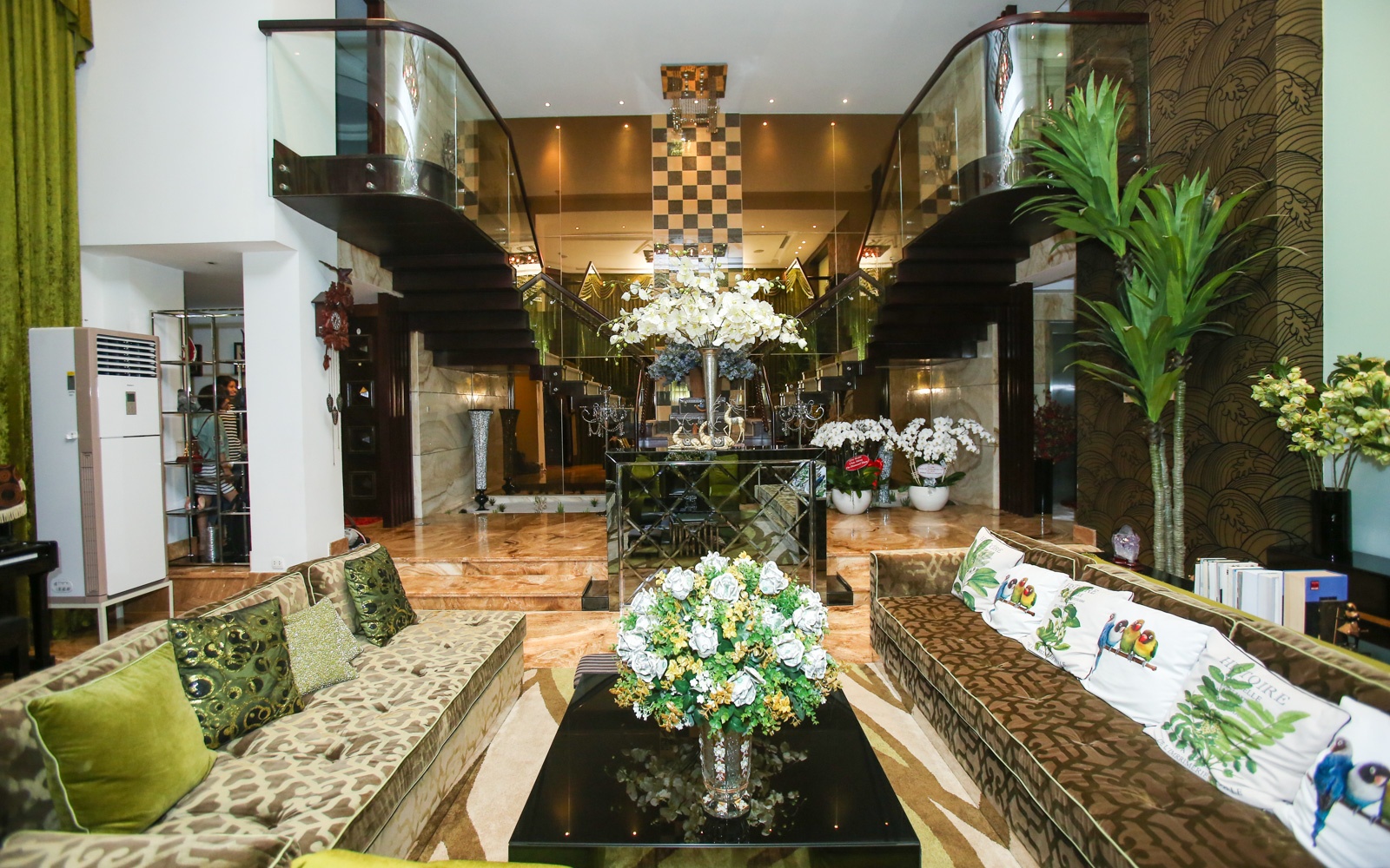 Biet thu 3 trieu USD cua Dam Vinh Hung anh 2