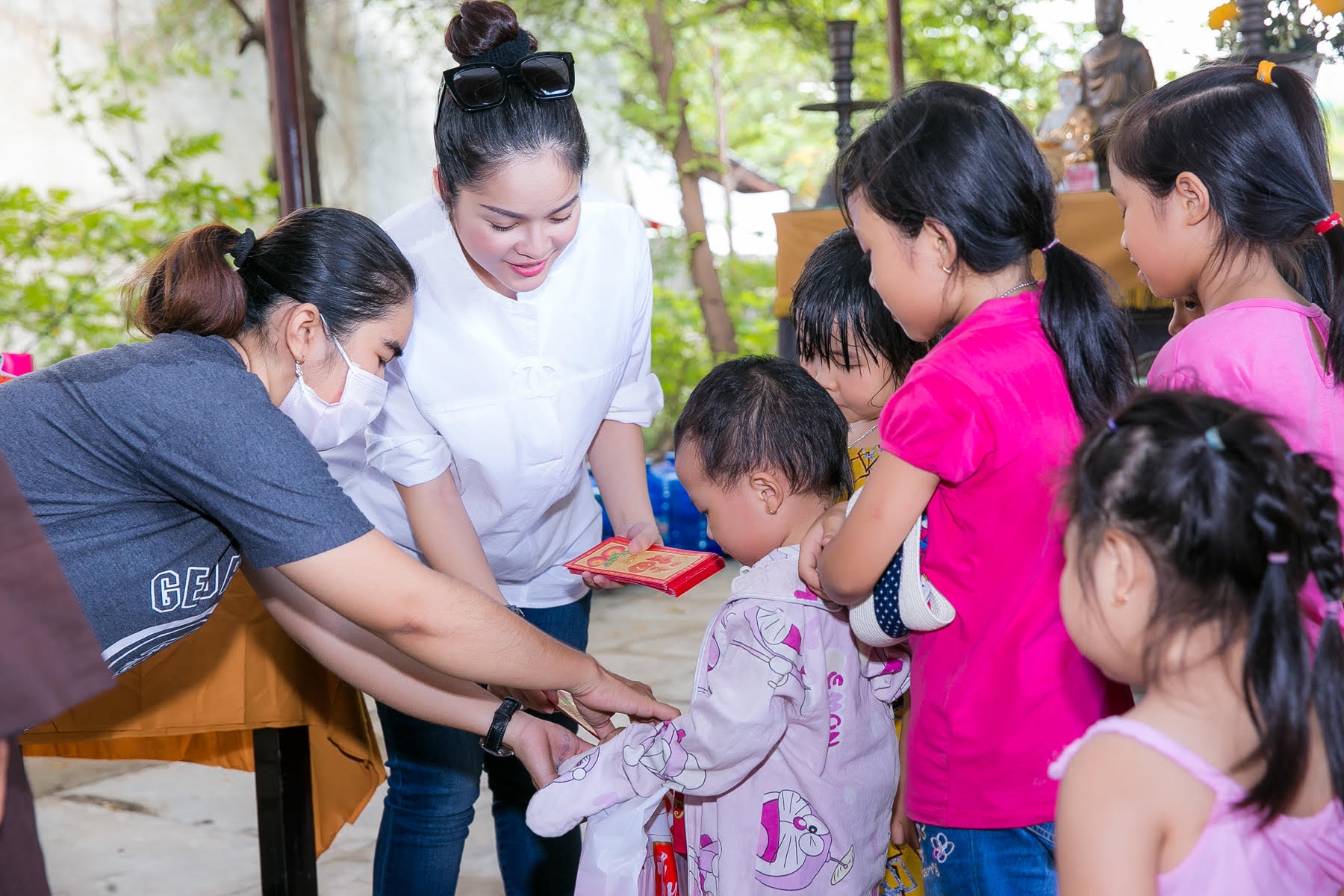 Dương Cẩm Lynh bụng bầu vẫn đi từ thiện ảnh 7 Duong Cam Lynh bung bau van di tu thien anh 7