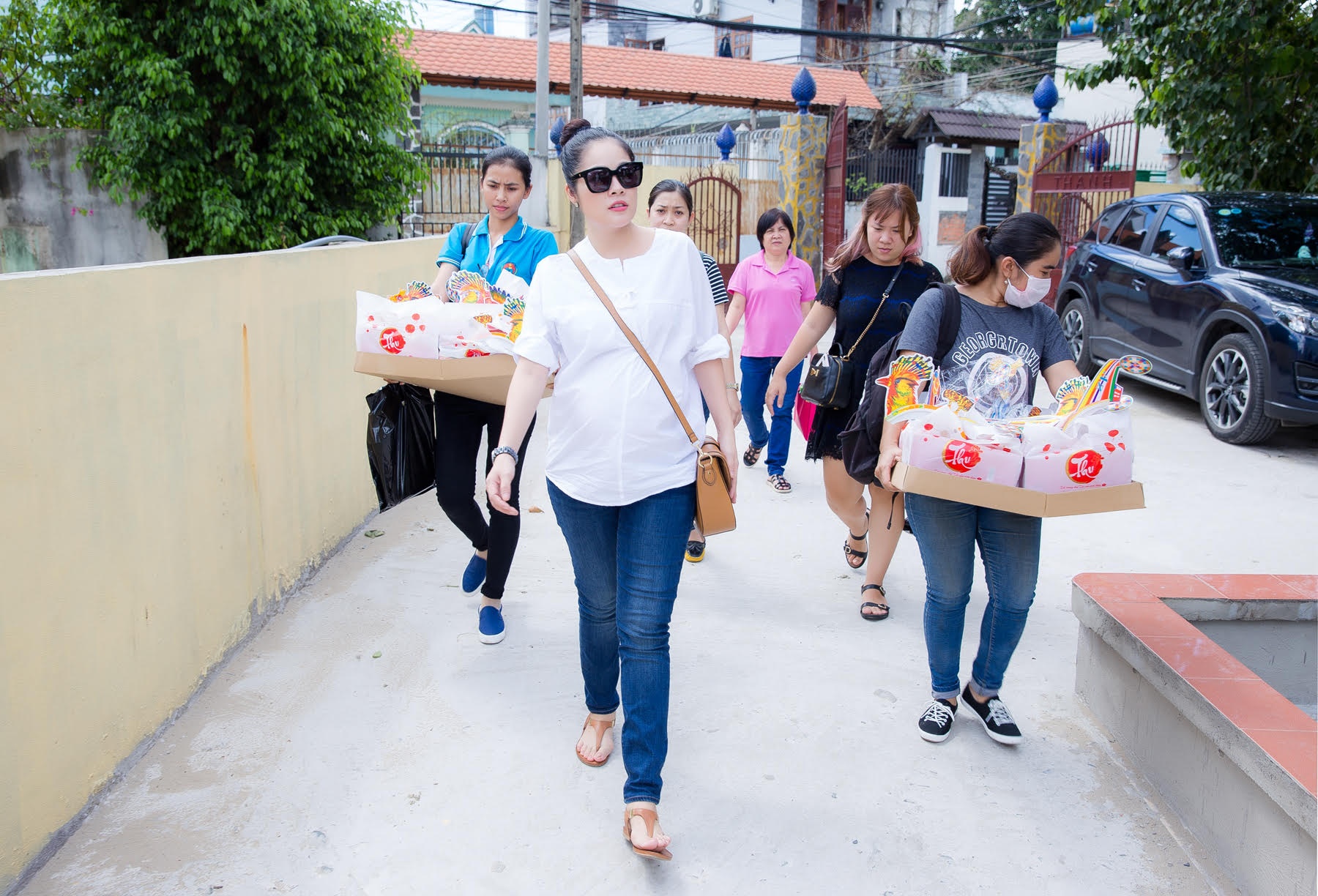 Dương Cẩm Lynh bụng bầu vẫn đi từ thiện ảnh 3 Duong Cam Lynh bung bau van di tu thien anh 3