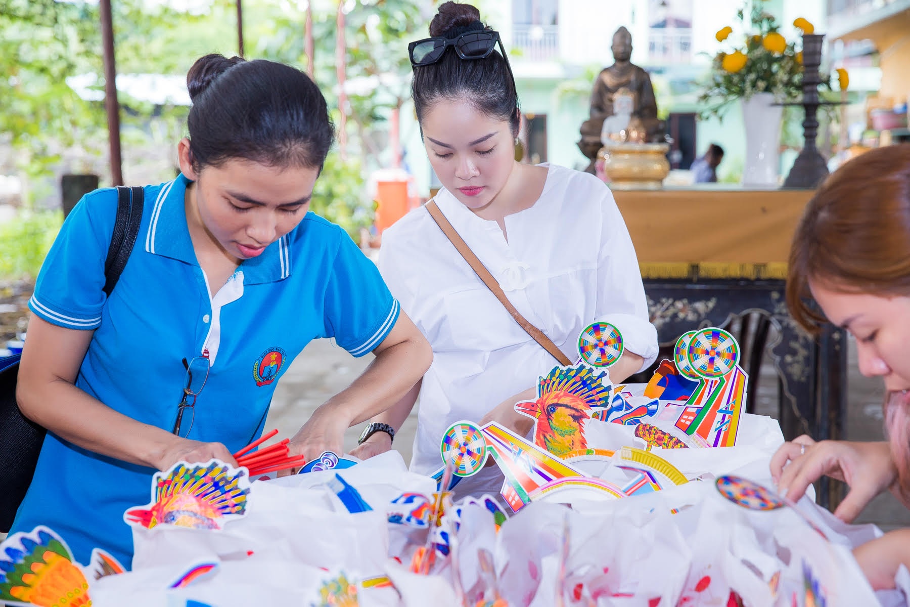 Dương Cẩm Lynh bụng bầu vẫn đi từ thiện ảnh 6 Duong Cam Lynh bung bau van di tu thien anh 6