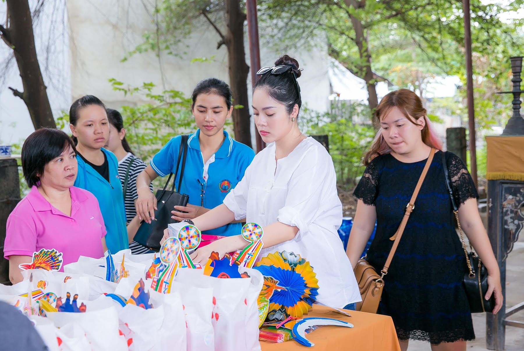 Dương Cẩm Lynh bụng bầu vẫn đi từ thiện ảnh 4 Duong Cam Lynh bung bau van di tu thien anh 4