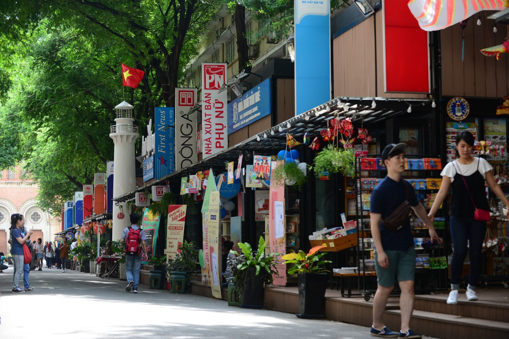 Diễm My 9X dạo đường sách ảnh 1 Diem My 9X dao duong sach anh 1