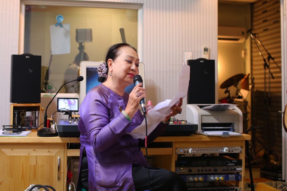 Khanh Ly hoi ngo Hong Nhung anh 10