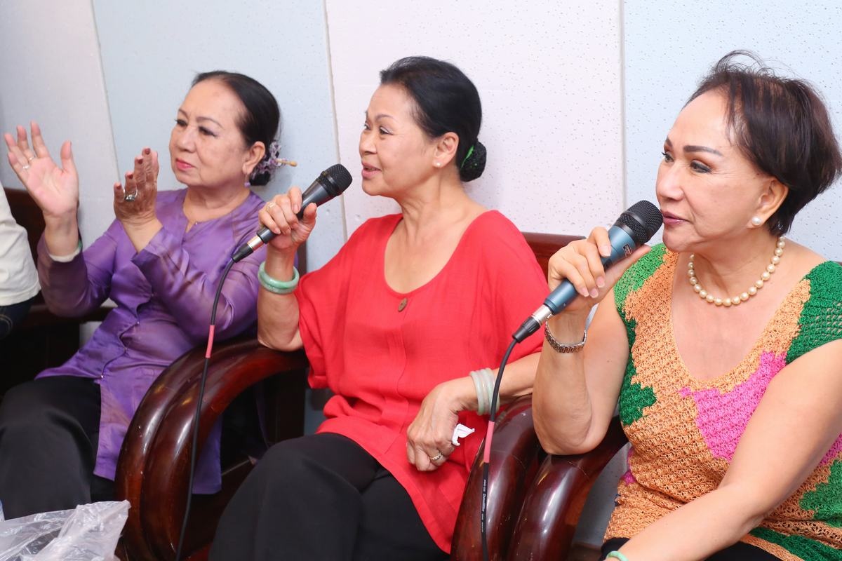 Khanh Ly hoi ngo Hong Nhung anh 6