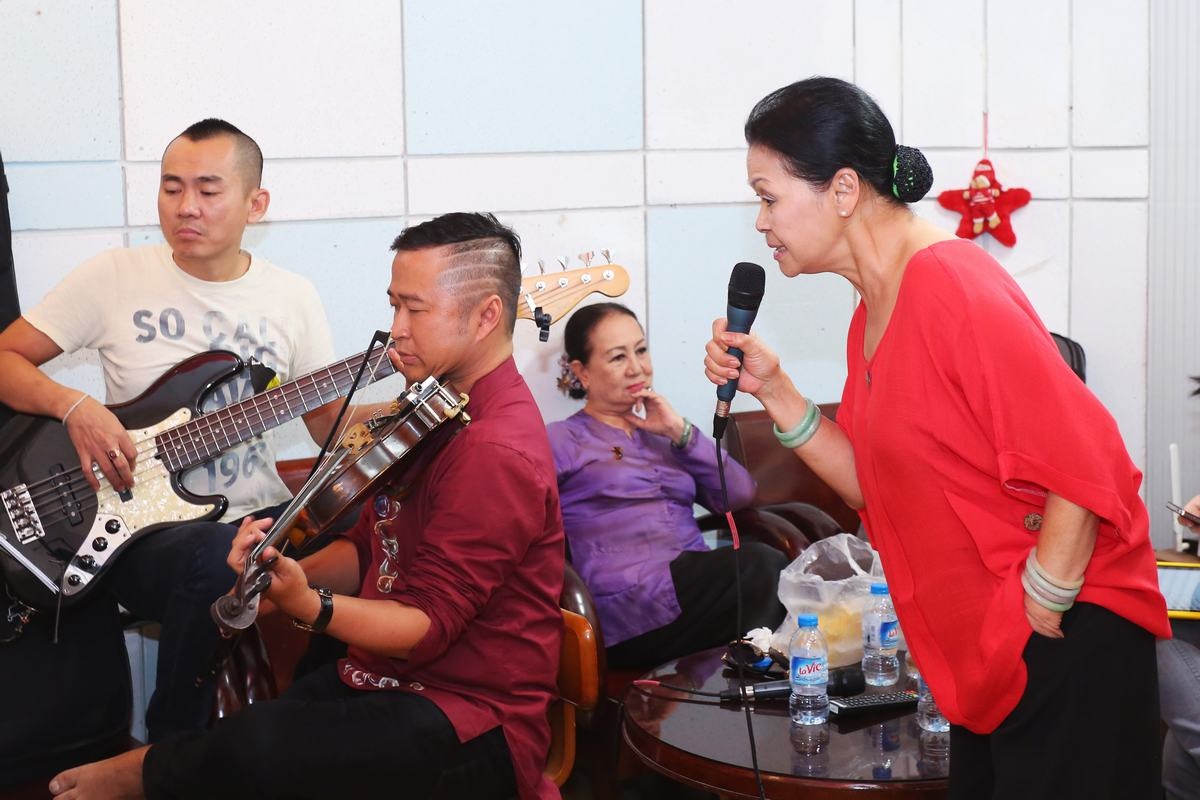 Khanh Ly hoi ngo Hong Nhung anh 2