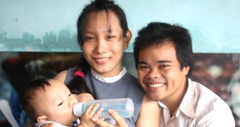 Dien vien hai cao 1,48 m: 'Vo cham soc toi nhu con' hinh anh