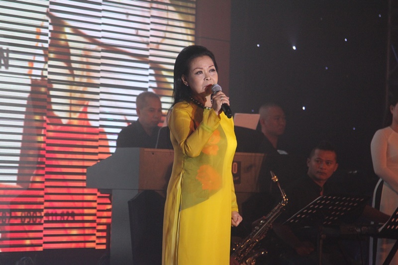 Khanh Ly xuc dong trong dem nhac tai Sai Gon anh 1