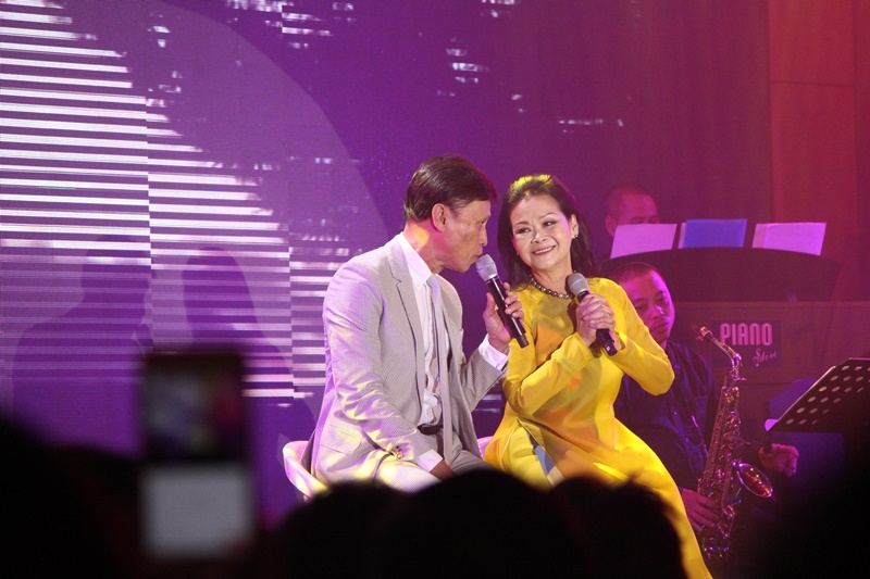 Khanh Ly xuc dong trong dem nhac tai Sai Gon anh 2