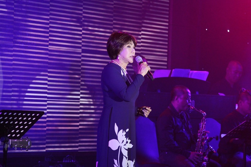 Khanh Ly xuc dong trong dem nhac tai Sai Gon anh 5