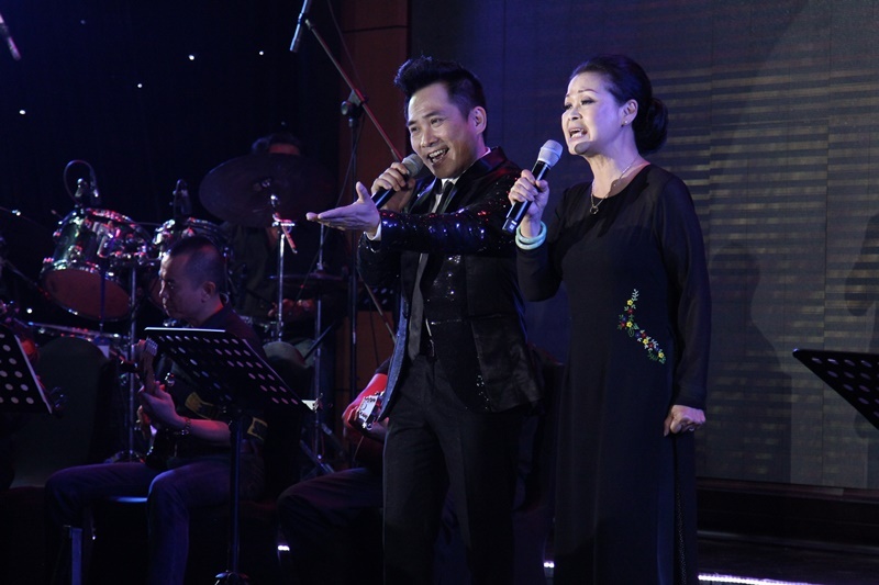 Khanh Ly xuc dong trong dem nhac tai Sai Gon anh 8