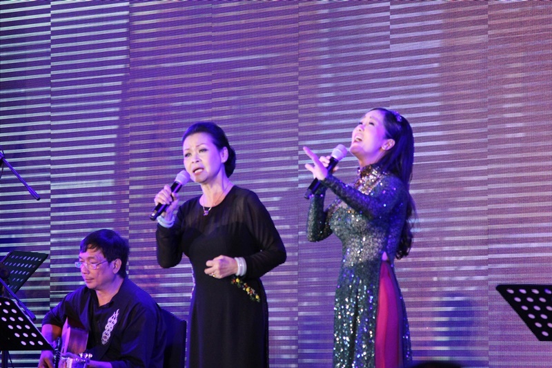 Khanh Ly xuc dong trong dem nhac tai Sai Gon anh 7