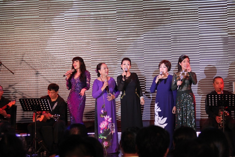 Khanh Ly xuc dong trong dem nhac tai Sai Gon anh 10