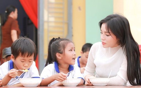 Hoa hau Ky Duyen di tu thien sau scandal hut thuoc la hinh anh