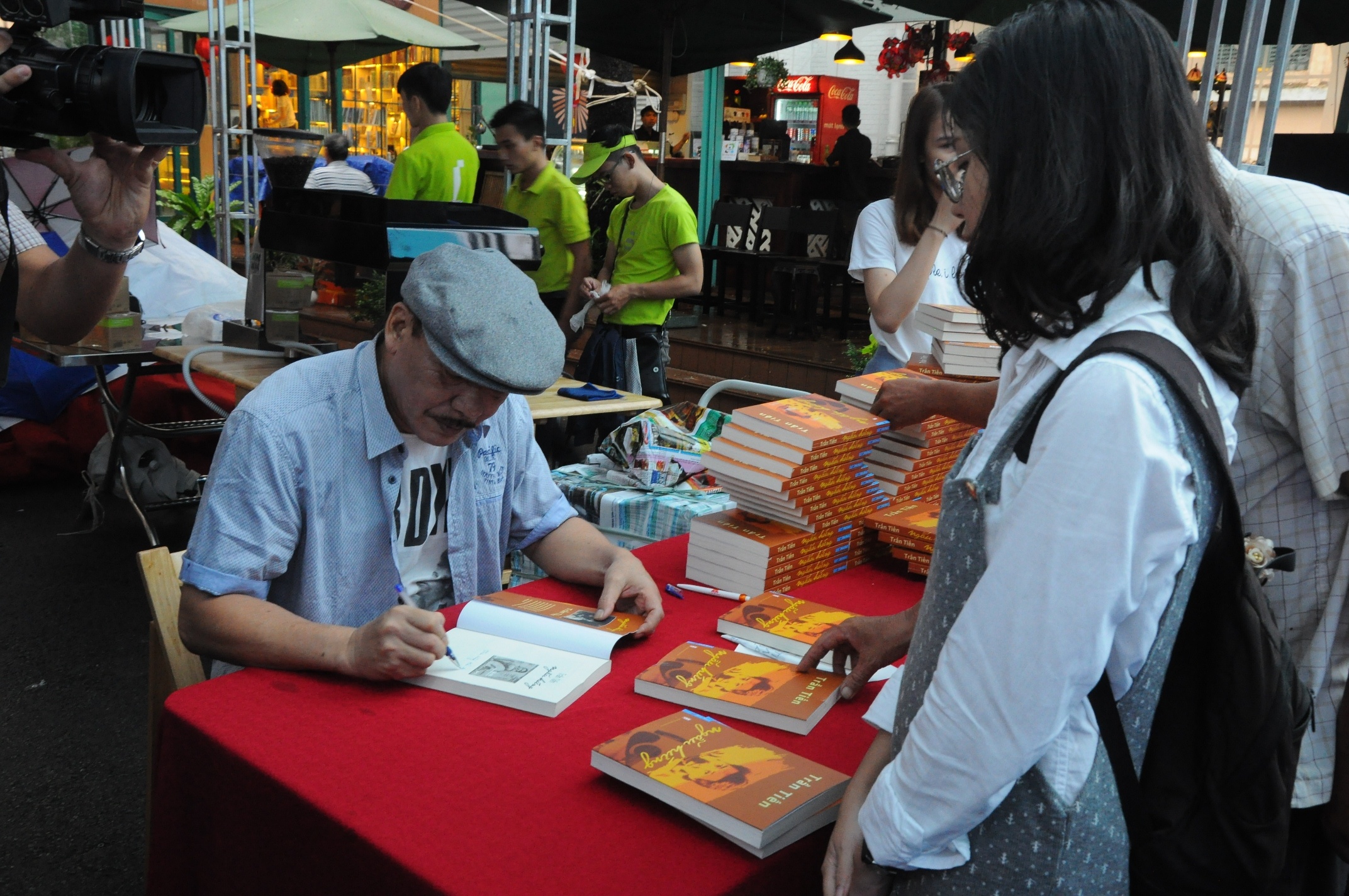 Tran Tien ra mat sach Ngau Hung anh 2