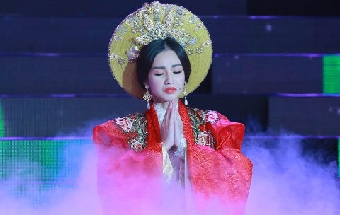 Quynh Chi long lay trong vai hoang thai hau hinh anh