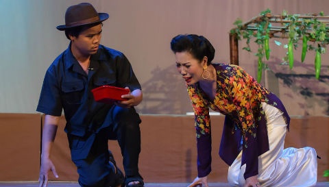 Dien vien hai cao 1,48 m yeu Trinh Kim Chi tren san khau hinh anh