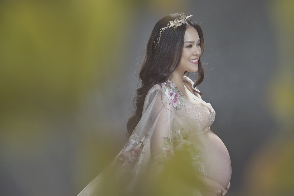 Duong Cam Lynh khoe bung bau truoc ngay sinh hinh anh